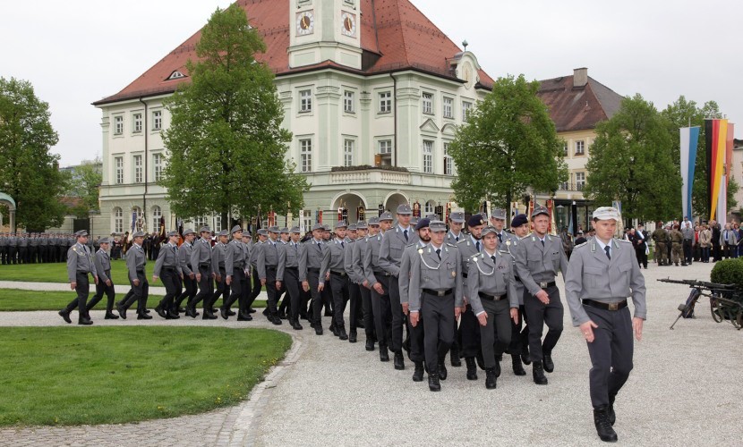 Eine Truppe der Bundeswehr maschiert auf den Altöttinger Kapellplatz zum Gelöbnis 2013.