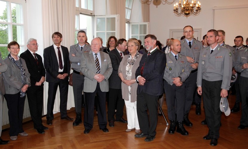 Verschiedene Personen hören den Reden zu bei dem Empfang der Bundeswehr zum Gelöbnis 2013 in Altötting.