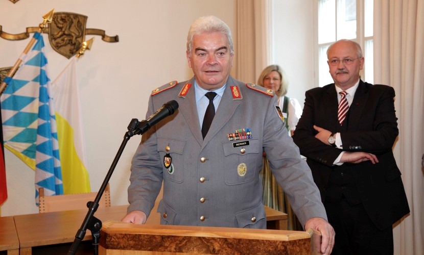 Ein Komandant hält eine Rede bei dem Empfang der Bundeswehr in Altötting zum Gelöbnis 2013.