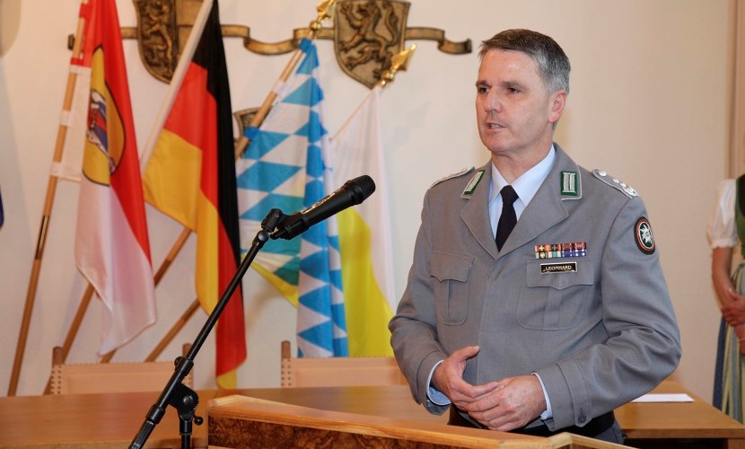 Ein Komandant hält eine Rede bei dem Empfang der Bundeswehr in Altötting zum Gelöbnis 2013.