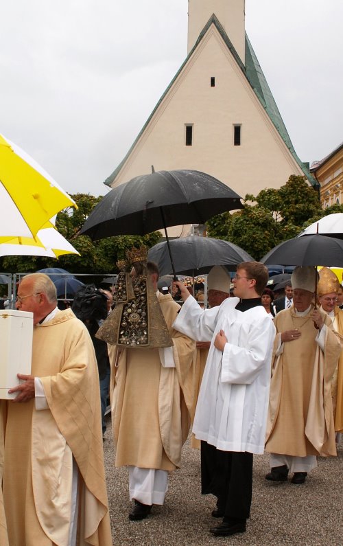 Die Geistlichkeit trägt die Schwarze Madonna von der Gnadenkapelle weg.