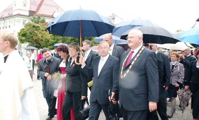 Bürgermeister Hofauer und weitere Ehrengäste gehen auf dem Kapellplatz.