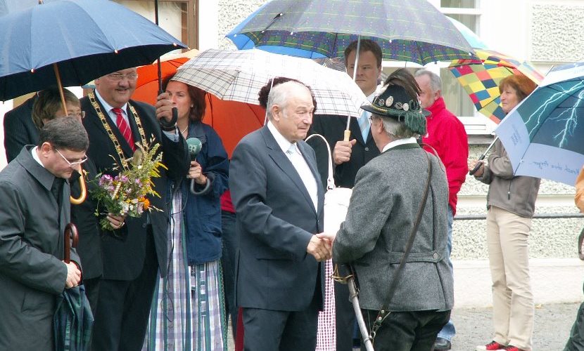 Begrüßung verschiedener Ehrengäste in Altötting zur Verleihung der Goldenen Rose.