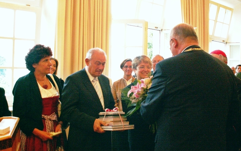 Eine Geschenk übergabe bei dem Empfang zur Verleihung der Goldenen Rose an Altötting.