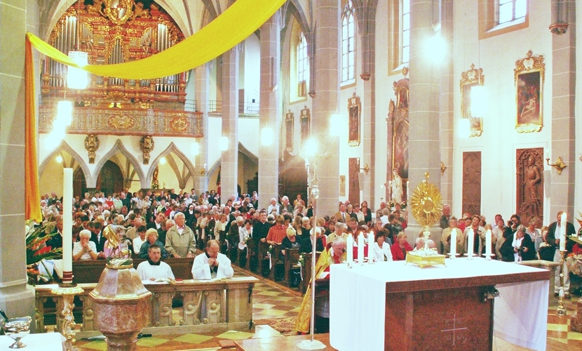 Die Zeremonie in der Stiftspfarrkirche zu der Verleihung der Goldenen Rose an Altötting.