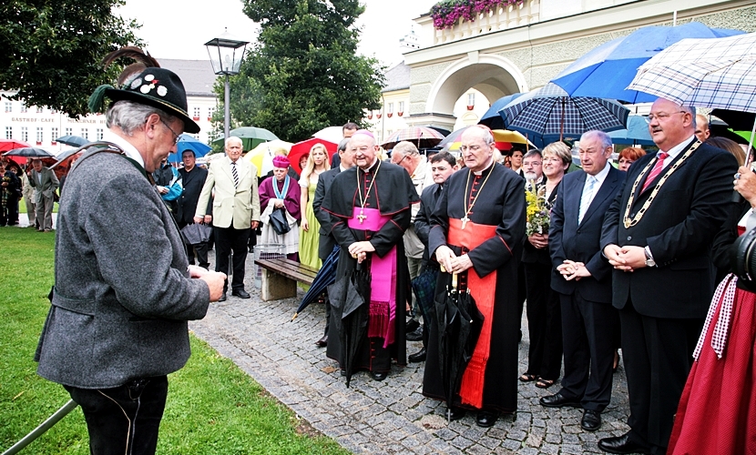 Empfang auf dem Kapellplatz bei der Verleihung der Goldenen Rose an Altötting.