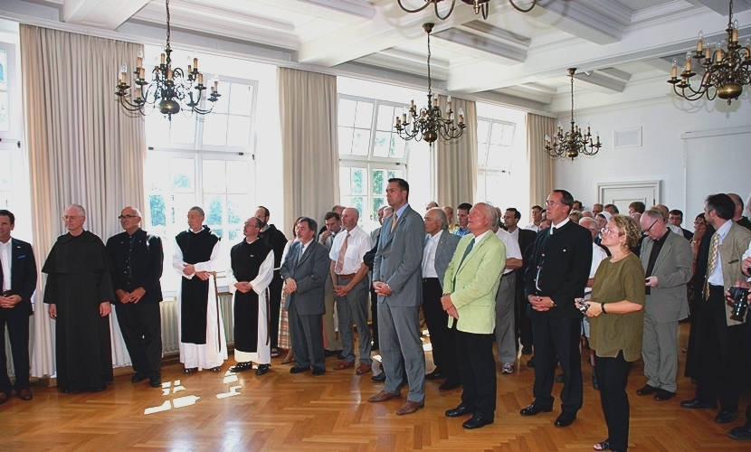 Innenminister Beckstein beim Empfang im Sitzungssaal.