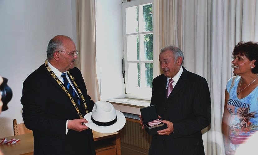 Bürgermeister Hofauer schenkt Innenminister Beckstein einen Hut.