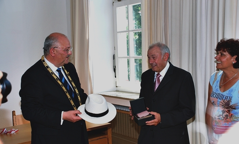 Bürgermeister Hofauer schenkt Innenminister Beckstein einen Hut.