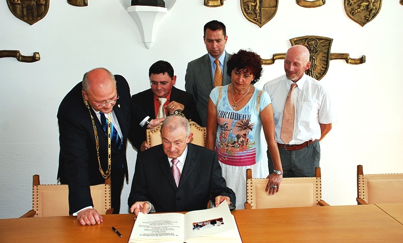 Innenminister Beckstein trägt sich ins Goldene Buch der Stadt ein.