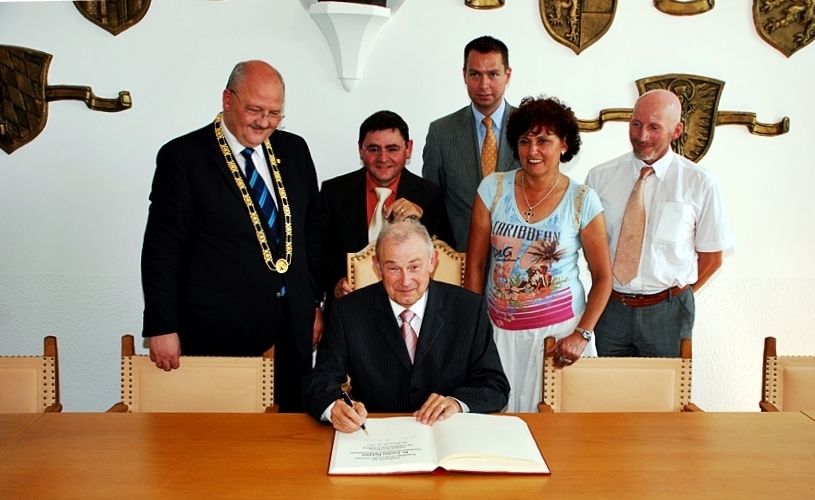 Innenminister Beckstein trägt sich ins Goldene Buch der Stadt ein.