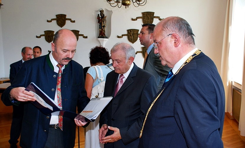 Innenminister Beckstein beim Empfang im Sitzungssaal.