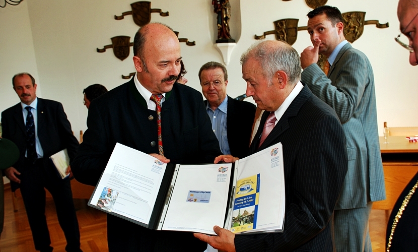 Reinhard Hofauer präsentiert Innenminister Beckstein die Arbeiten des Wirtschaftsverband Altötting.