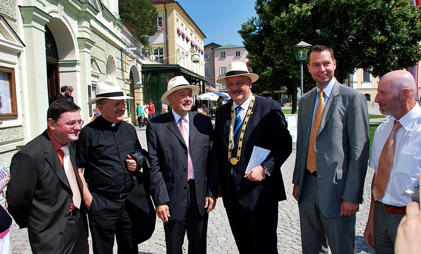 Innneminister Beckstein, Bürgermeister Hofauer und Prälat Mandl mit Hut.