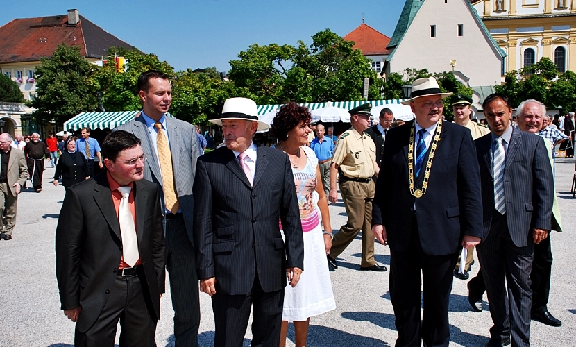 Die Ehrengäste besuchen den Klostermarkt. 