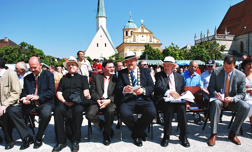 Die Ehrengäste sitzen vor der Bühne vor der Gnadenkapelle am Klostermarkt.