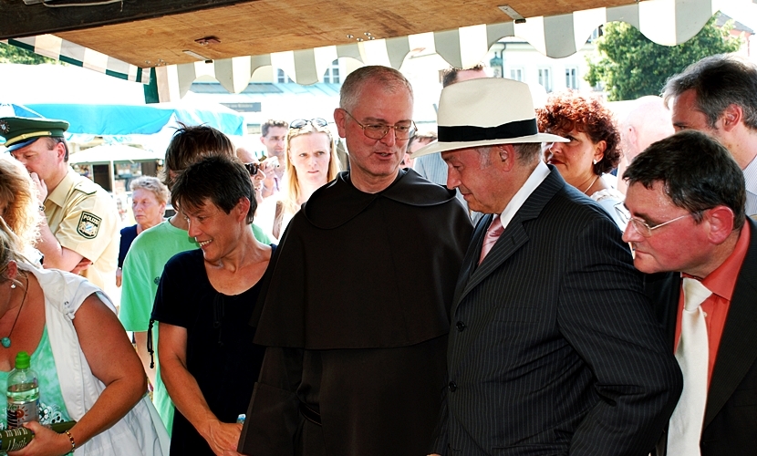Innenminister Beckstein besucht einen Stand am Klostermarkt.