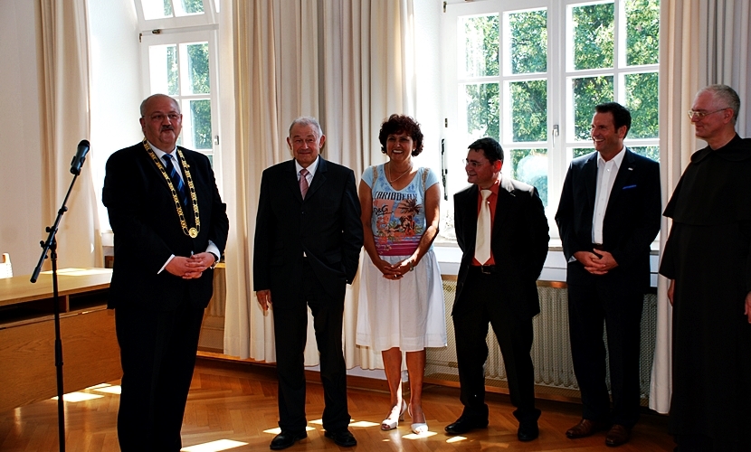 Innenminister Beckstein beim Empfang im Sitzungssaal.