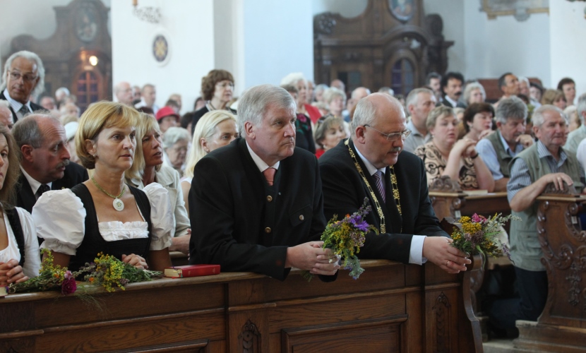 Ministepräsident Seehofer während des Gottesdienstes. 