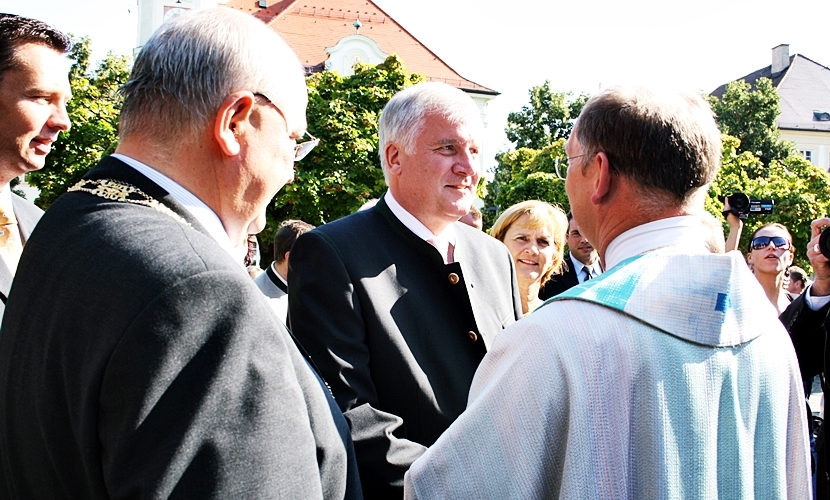 Ministerpräsident Seehofer wird begrüßt.