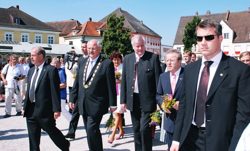 Ministerpräsident Seehofer am Kapellplatz mit Bürgermeister Hofauer.