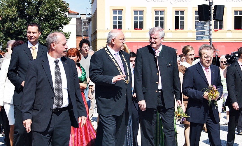 Ministerpräsident Seehofer am Kapellplatz mit Bürgermeister Hofauer.