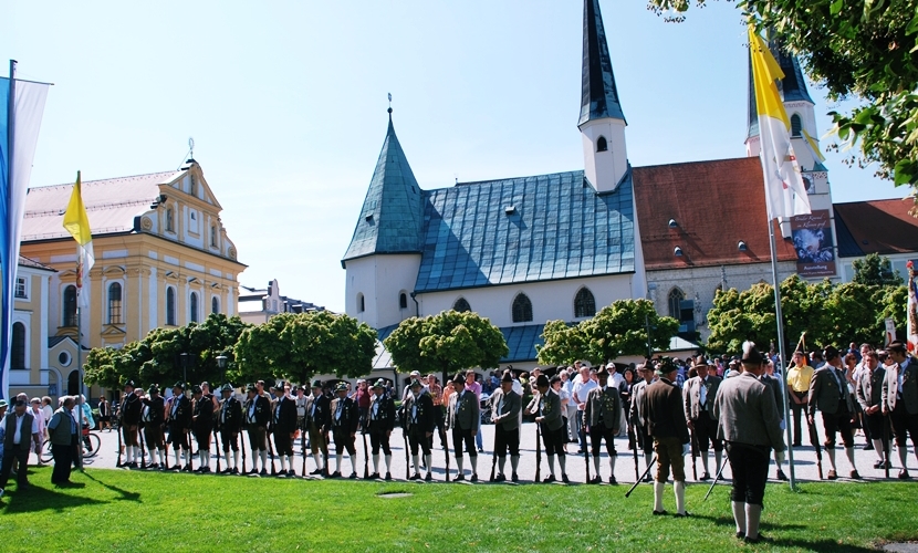 Schützen schießen Salut vor der Gnadenkapelle.