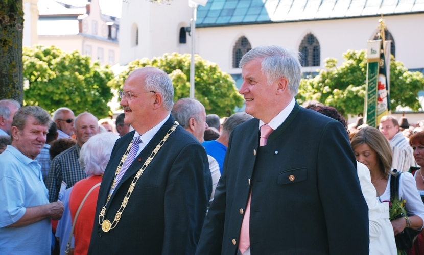 Ministerpräsident Seehofer und Bürgermeister Hofauer am Kapellplatz.
