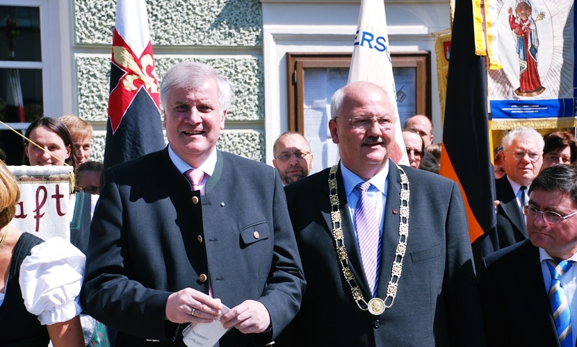 Ministerpräsident Seehofer und Bürgermeister Hofauer vor dem Rathaus.