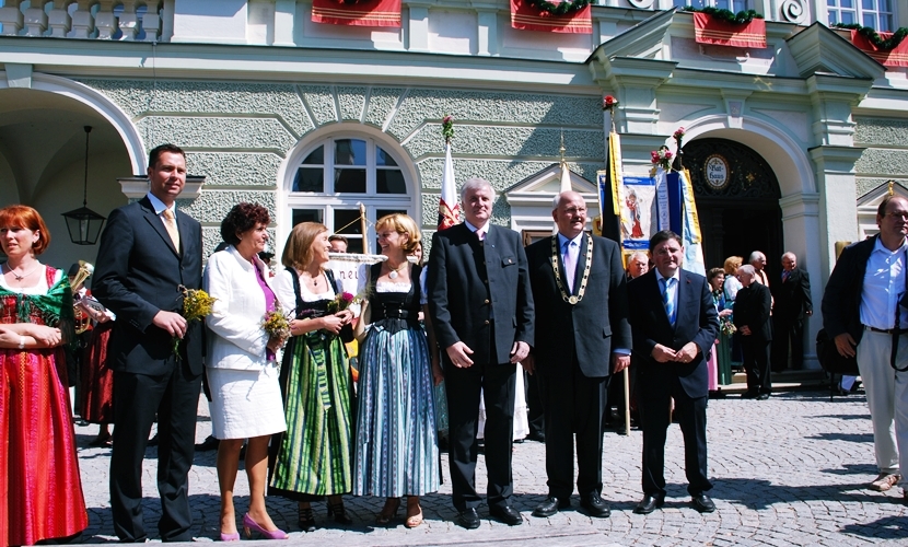 Ministerpräsident Seehofer, Bürgermeister Hofauer und weitere Ehrengäste vor dem Rathaus.