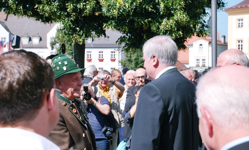 Ministerpräsident Seehofer redet mit einem Schützen.