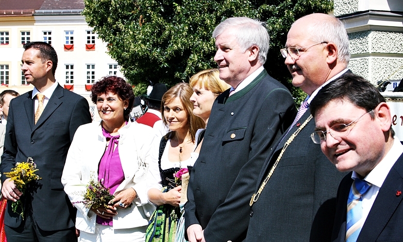 Ministerpräsident Seehofer, Bürgermeister Hofauer und weitere Ehrengäste am Kapellplatz.