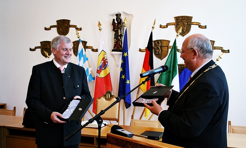 Ministerpräsident Seehofer und Bürgermeister Hofauer im Sitzungssaal.