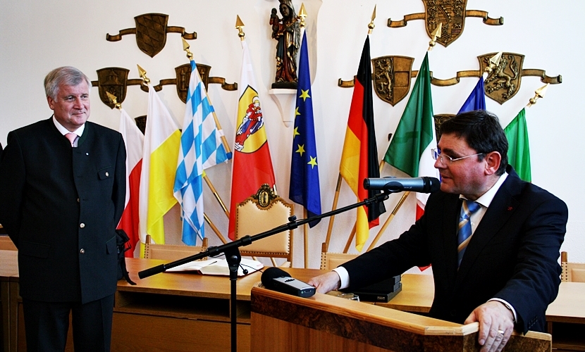 Landrat Erwin Schneider hält eine Rede im Sitzungsaal.