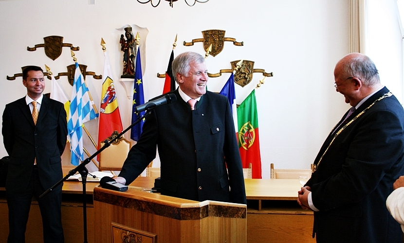 Ministerpräsident Seehofer und Bürgermeister Hofauer lachen sich an.