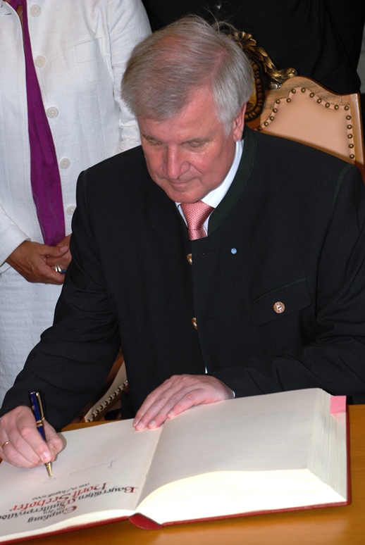 Ministerpräsident Seehofer trägt sich im Goldenen Buch der Stadt ein.
