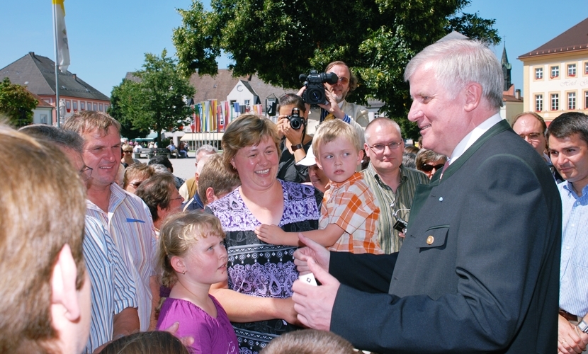 Ministerpräsident Seehofer begrüßt die Menschen am Kapellplatz.