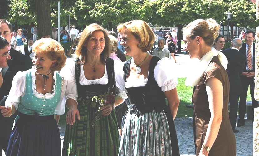 Damen in Tracht unterhalten sich am Kapellplatz.