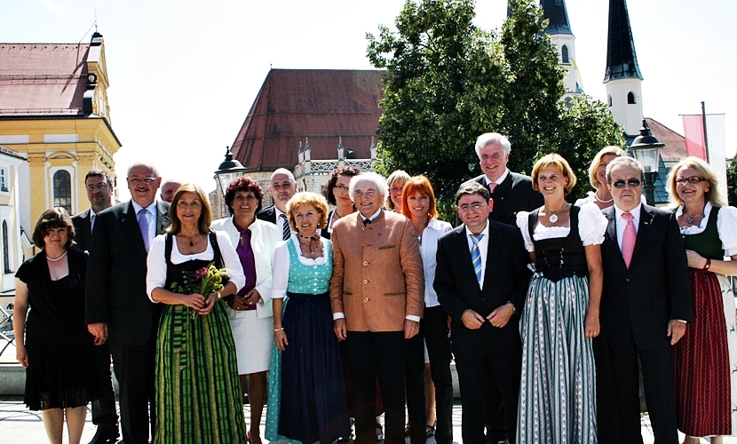 Gruppenfoto der Ehrengäste vor der Stiftspfarrkirche.