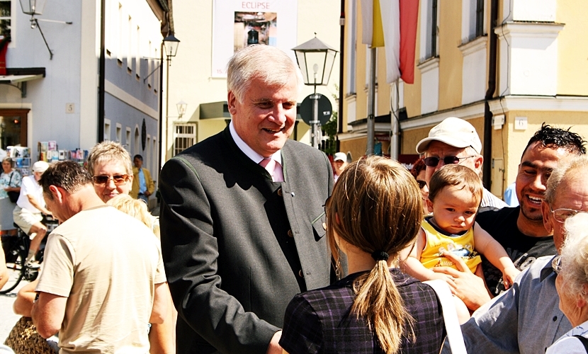 Ministerpräsident Seehofer begrüß ein Mädchen.
