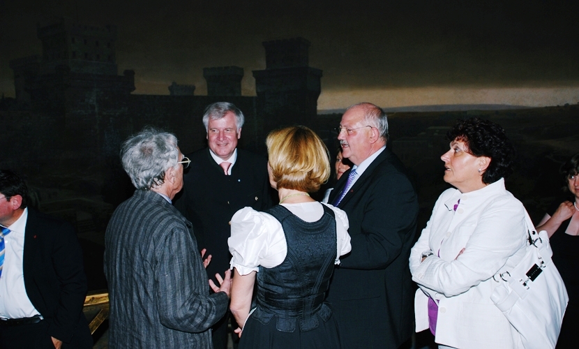 Der Ministerpräsident Seehofer und weitere Ehrengäste im Jerusalem Panorama.