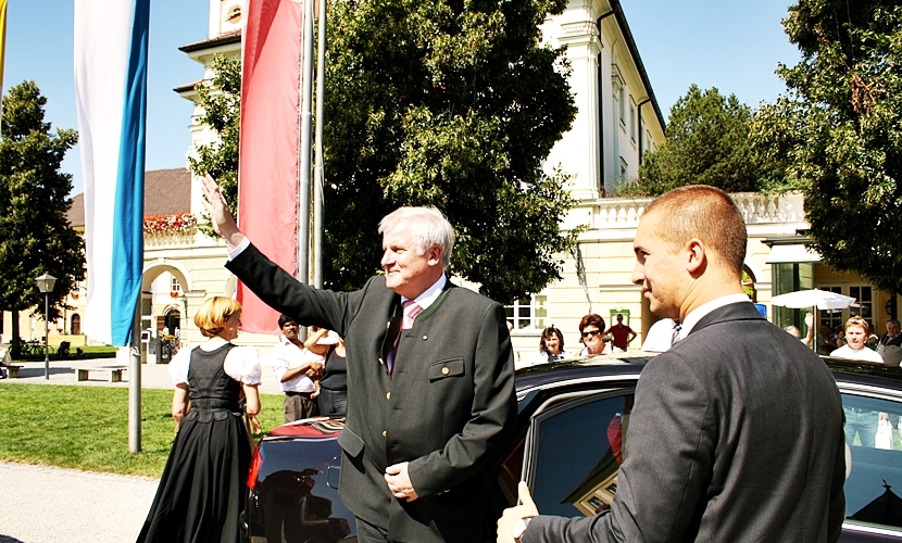 Ministerpräsident Seehofer verabschiedet sich am Kapellplatz.