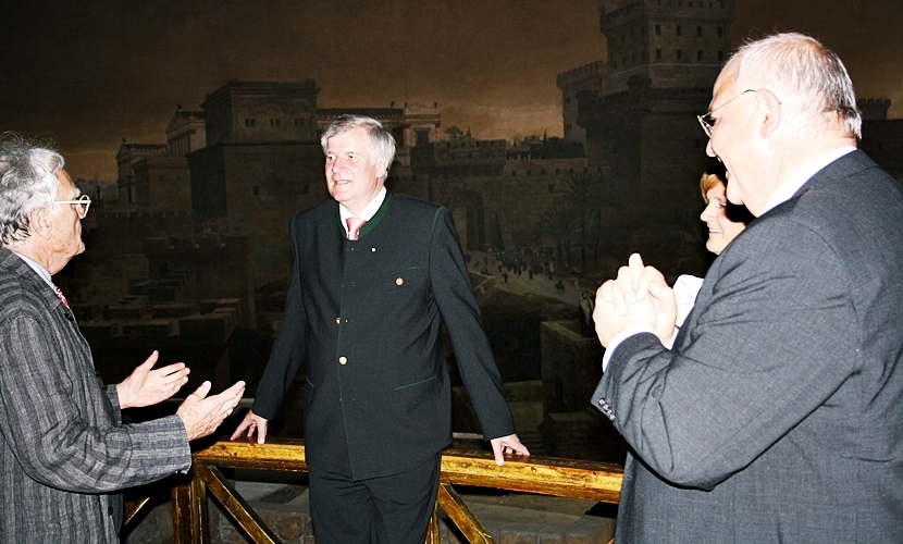 Ministerpräsident Seehofer im Jerusalem Panorama Altötting.