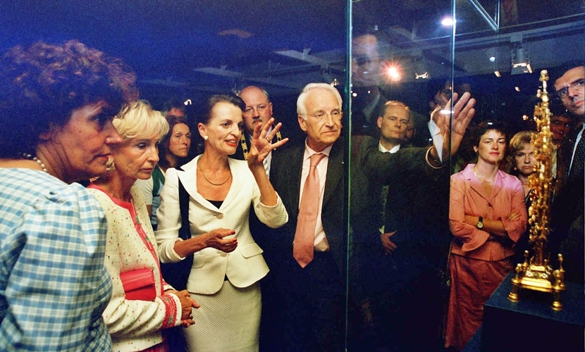 Ministerpräsident Stoiber und weitere Ehrengäste schauen sich ein Ausstellungsstück an.