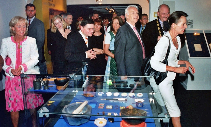 Ministerpräsident Stoiber und weitere Ehrengäste in der Stadtgalerie Altötting.