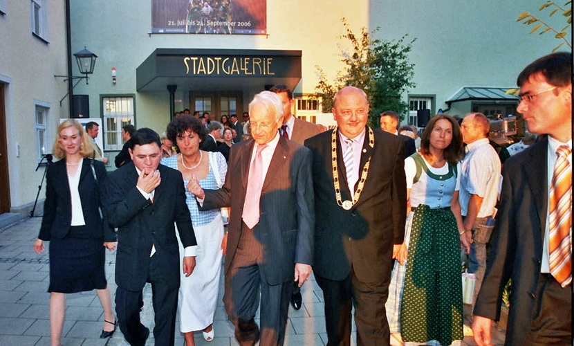 Ministerpräsident Stoiber und weitere Ehrengäste gehen von der Stadtgalerie weg.