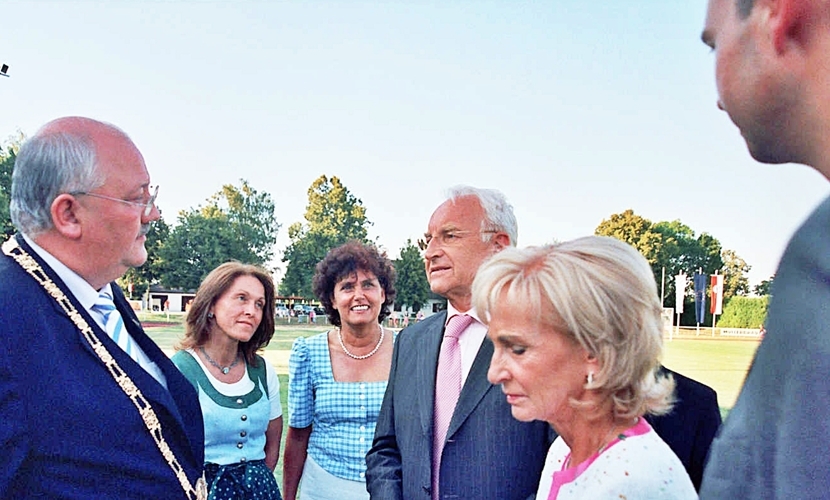 Der Bürgermeister begrüßt den Ministerpräsident Stoiber.