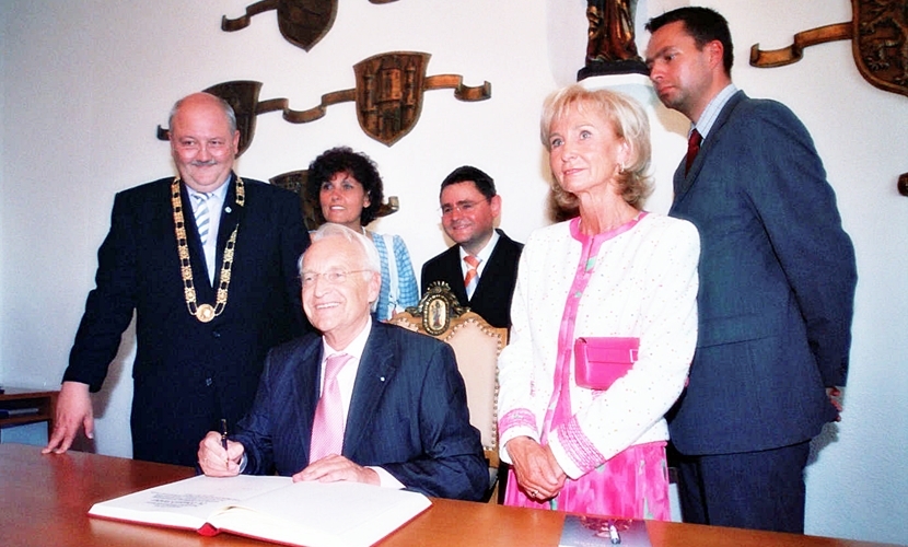 Ministerpräsident Stoiber schreibt ins Goldene Buch der Stadt.