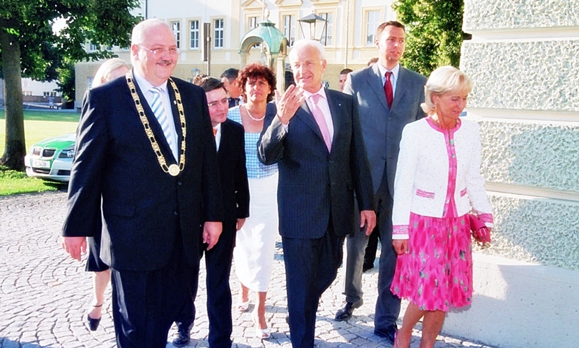 Ministerpräsident Stoiber geht mit Bürgermister Hofauer und weiteren Ehrengästenam Kapellplatz.