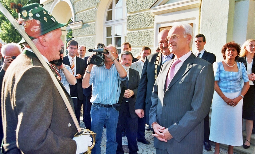 Ein Schütze begrüßt Ministerpräsident Stoiber.